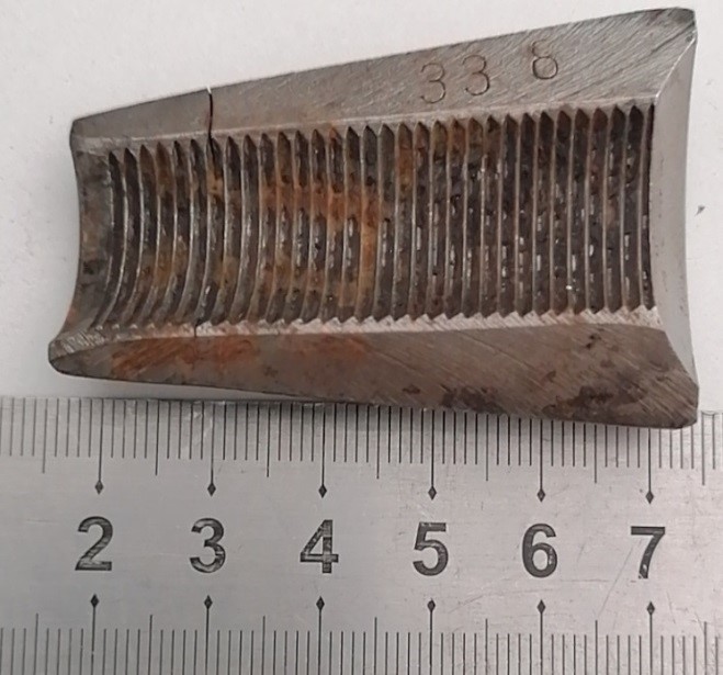 樣品實(shí)物照片及開裂位置